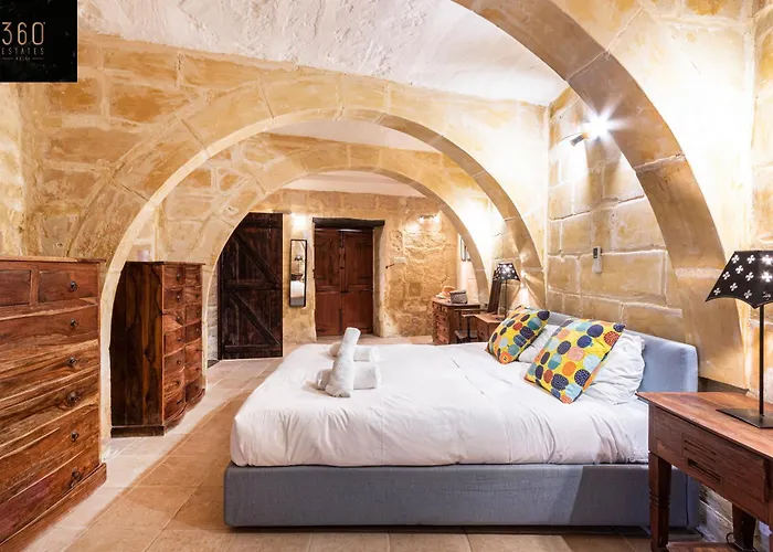 A Stunning, Townhouse With Magnificent Pool Area By 360 Estates