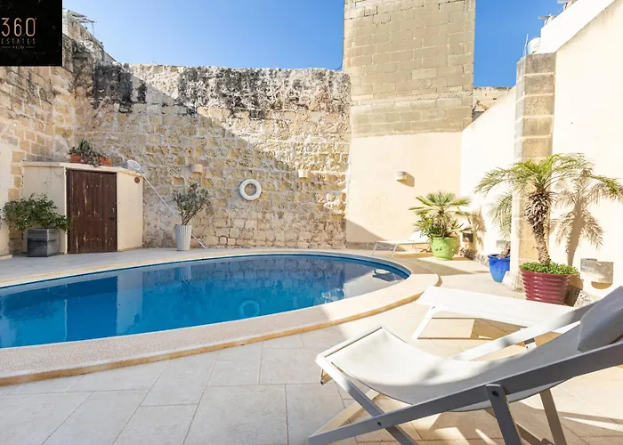 A Stunning, Townhouse With Magnificent Pool Area By 360 Estates