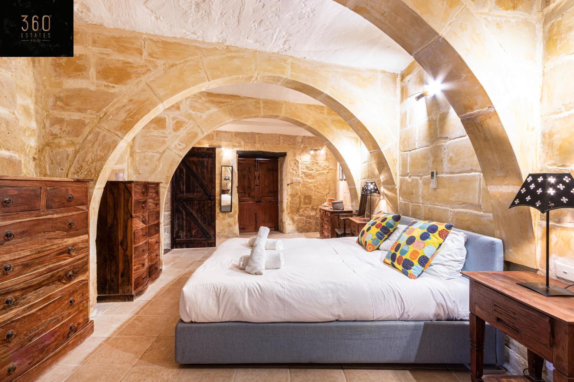 A Stunning, Townhouse With Magnificent Pool Area By 360 Estates *