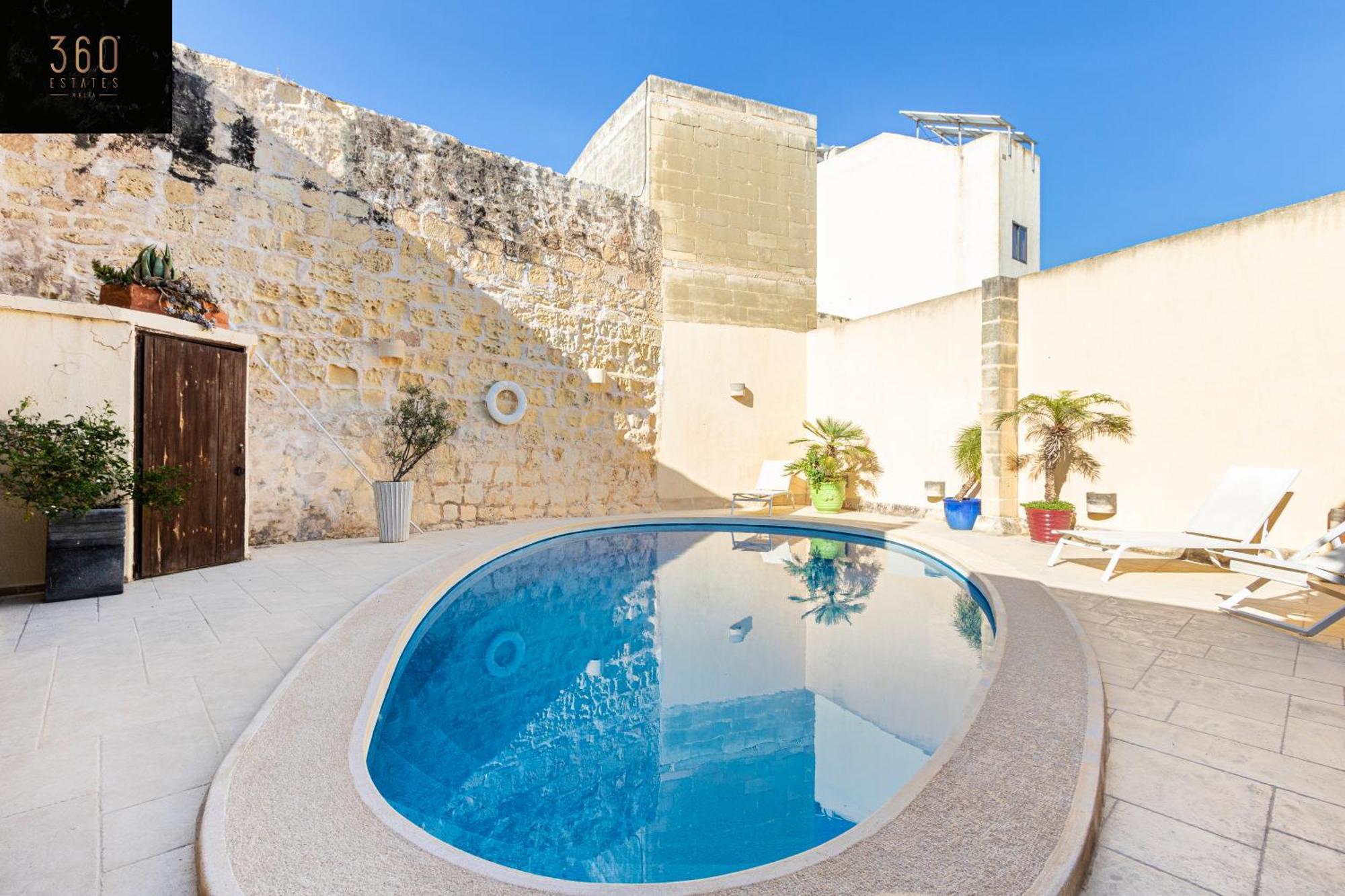 A Stunning, Townhouse With Magnificent Pool Area By 360 Estates