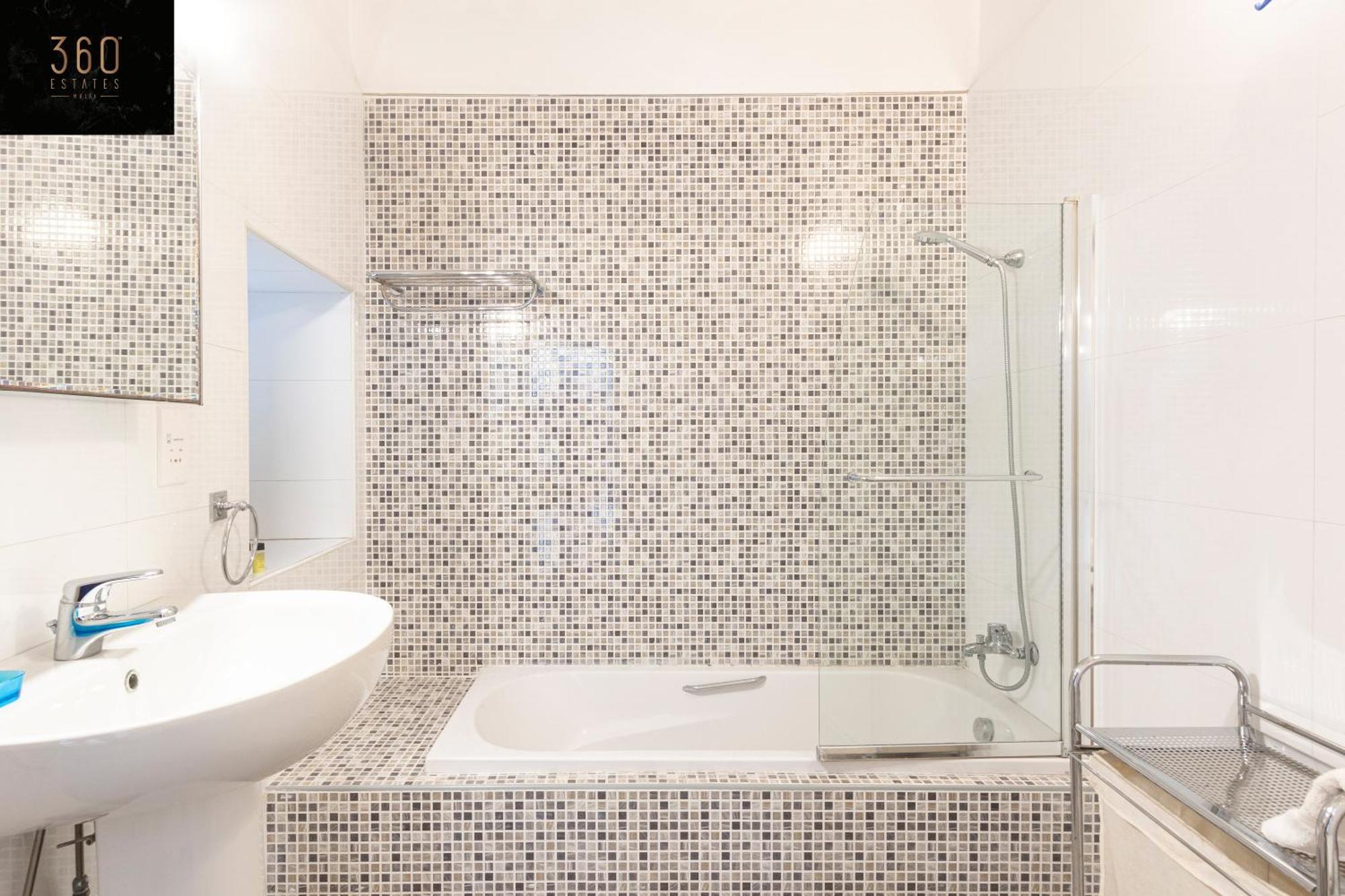 A Stunning, Townhouse With Magnificent Pool Area By 360 Estates *
