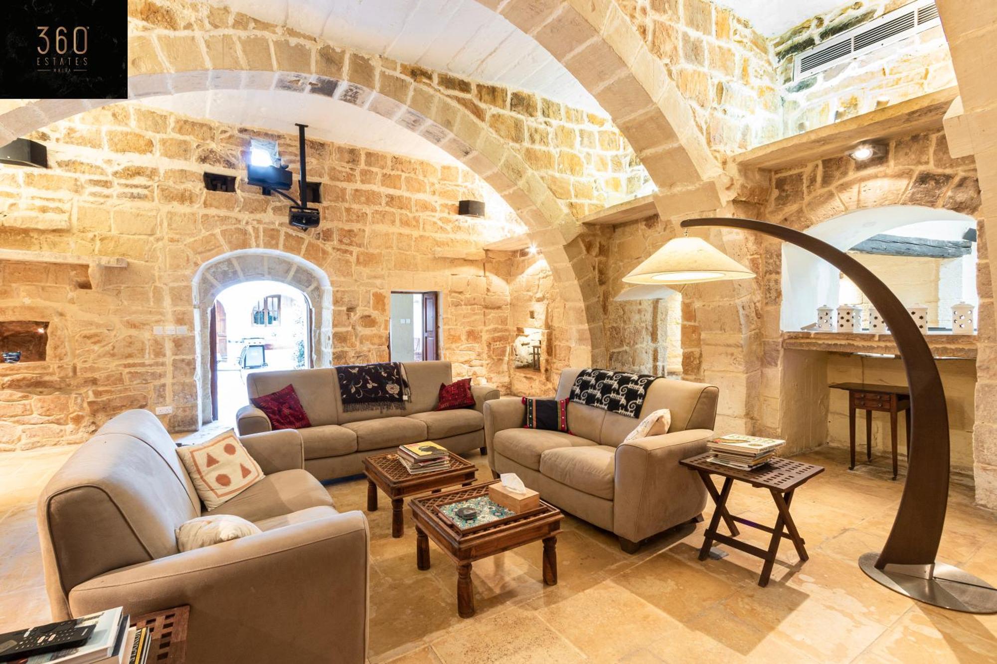 A Stunning, Townhouse With Magnificent Pool Area By 360 Estates Zebbug (Southern Region)