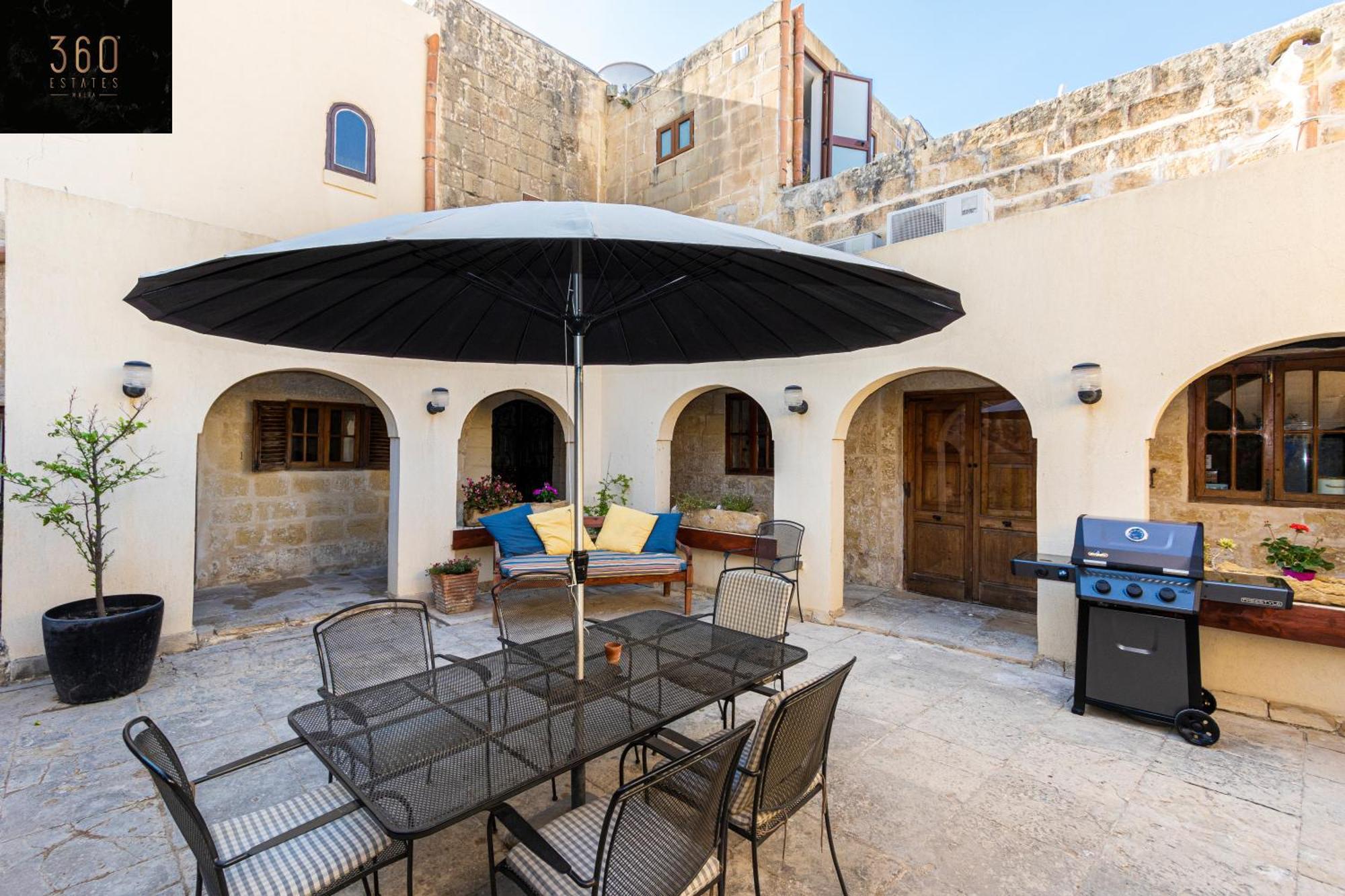 A Stunning, Townhouse With Magnificent Pool Area By 360 Estates