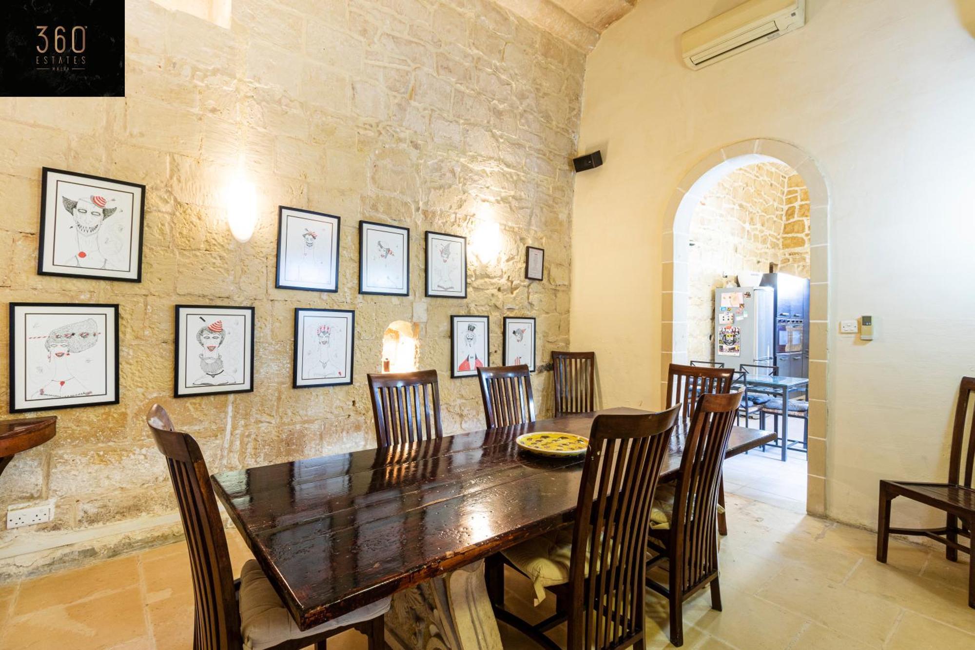A Stunning, Townhouse With Magnificent Pool Area By 360 Estates