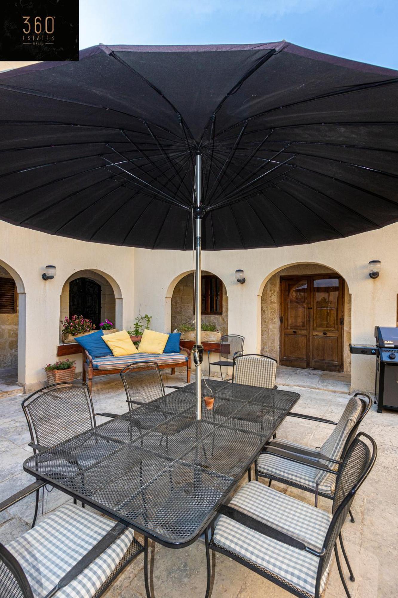 A Stunning, Townhouse With Magnificent Pool Area By 360 Estates