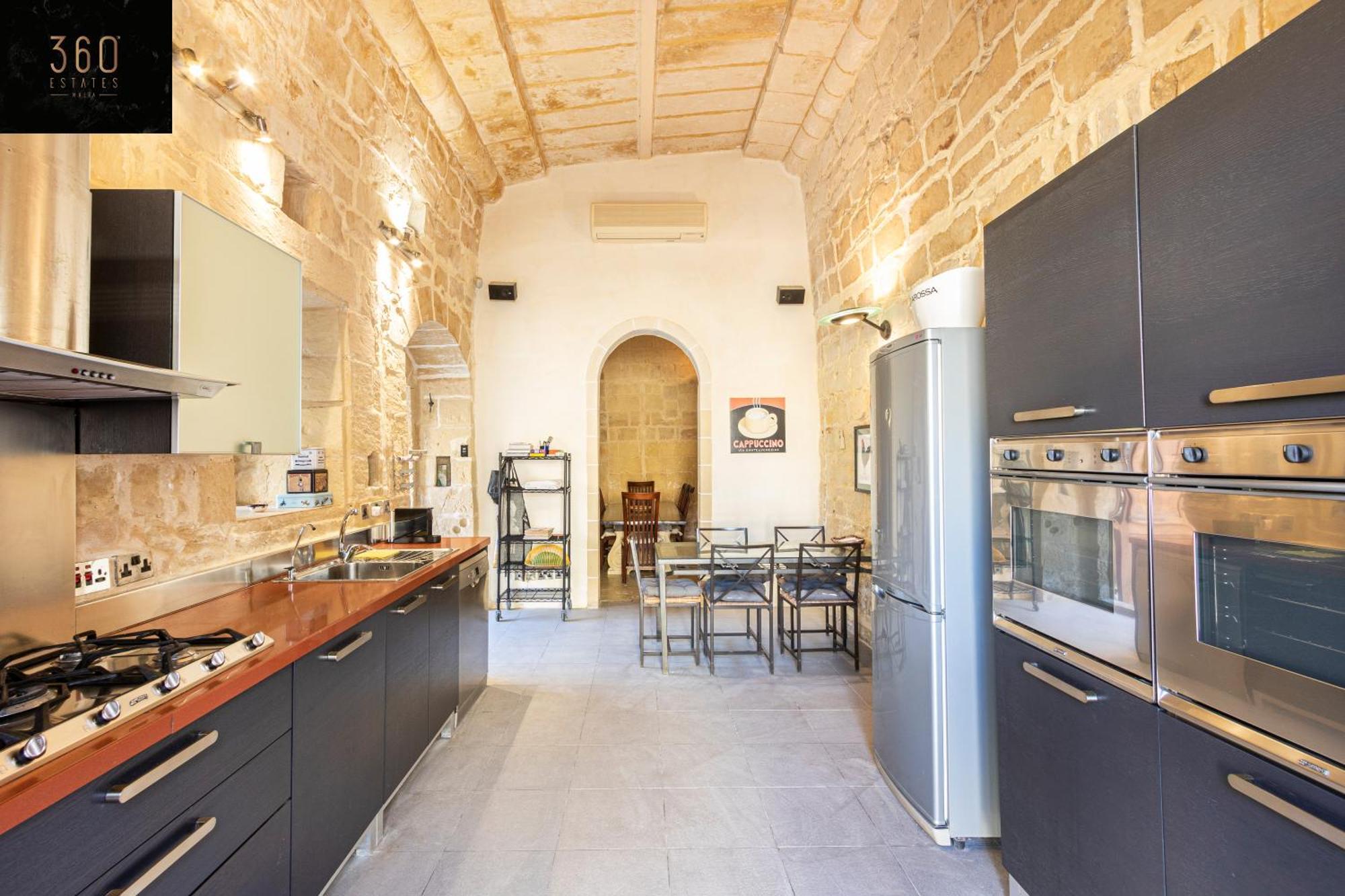 A Stunning, Townhouse With Magnificent Pool Area By 360 Estates