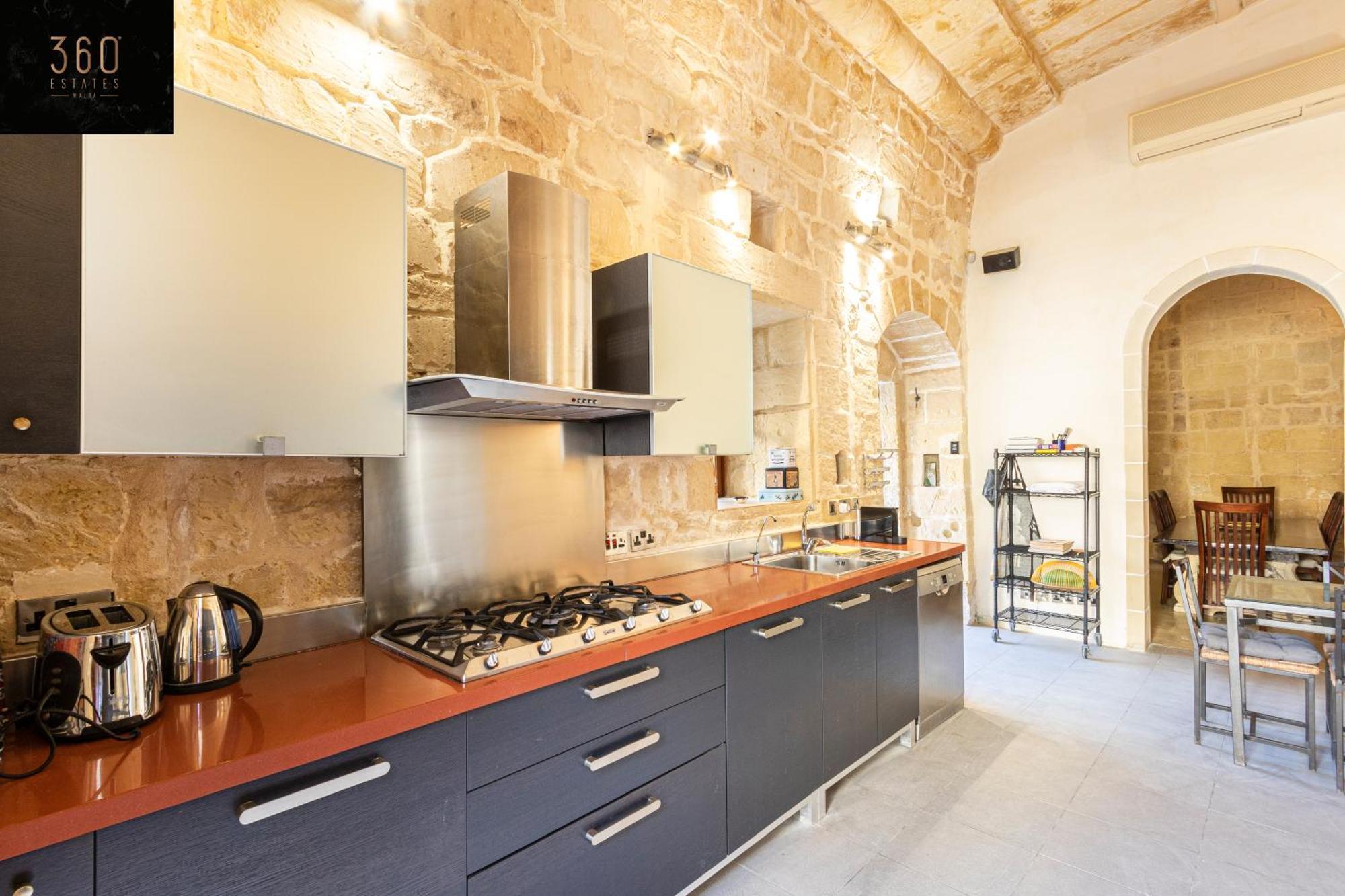A Stunning, Townhouse With Magnificent Pool Area By 360 Estates *